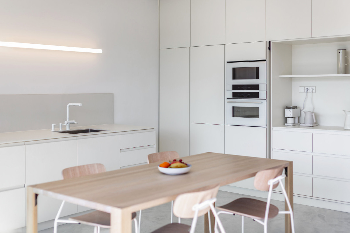 Pohled do kuchyně s jídelní zónou (Interiér bytu Flat white; edit! architects)
