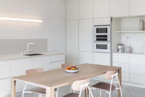 Pohled do kuchyně s jídelní zónou (Interiér bytu Flat white; edit! architects)