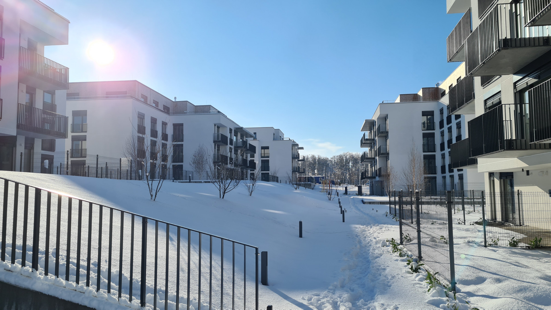 Architektura bytových domů navazuje na okolní  zástavbu nízkopodalžních bytových a rodinných domů