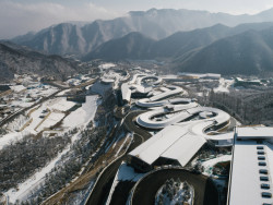 Jako had kroutící se kopcovitou krajinou severně od Pekingu působí zbrusu nová aréna zasvěcená jízdě na bobech a skeletonu – jde o vůbec první takové sportoviště v celé Asii.