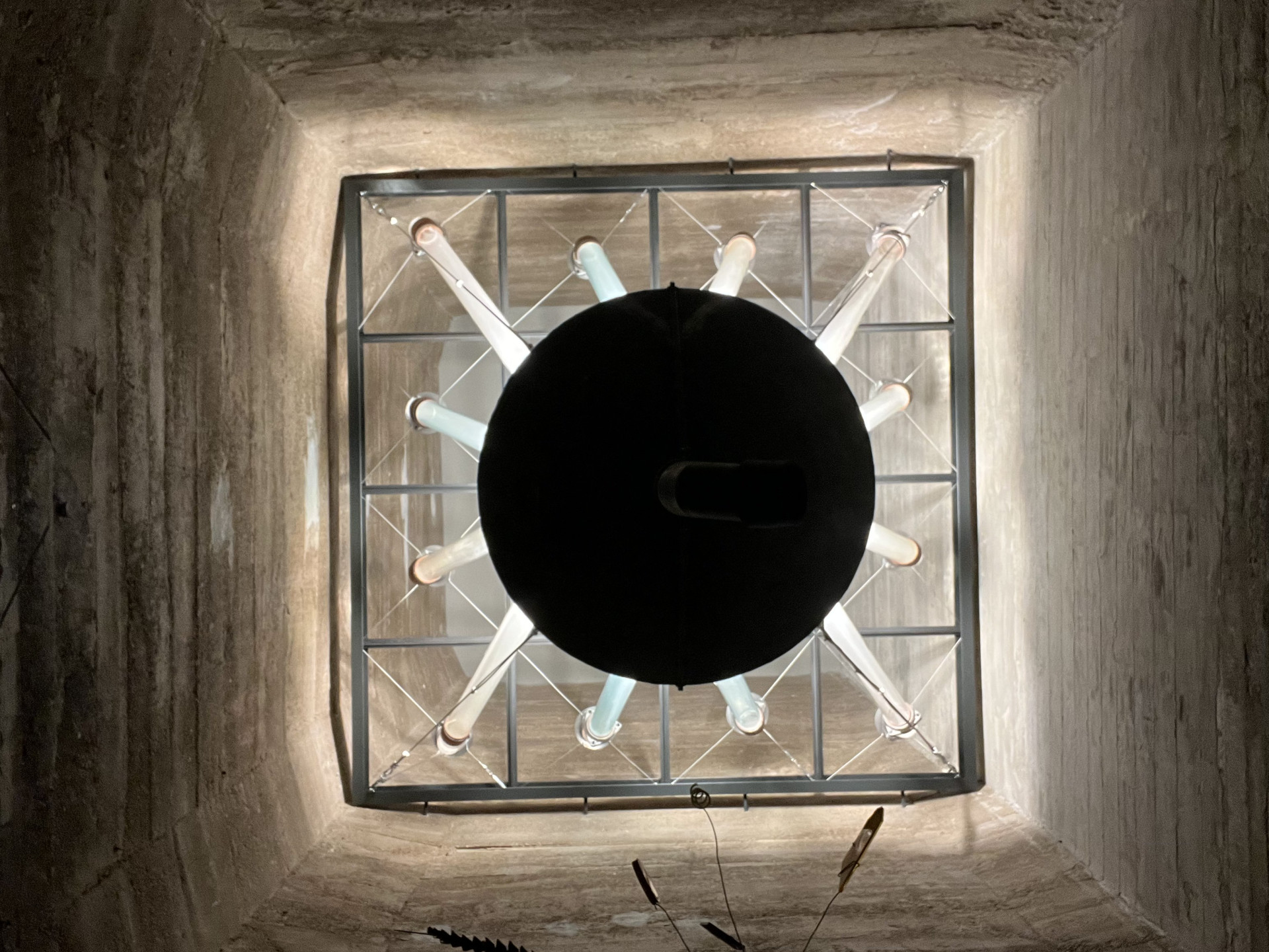 Část výstavních prostor se nachází v betonovém sile.