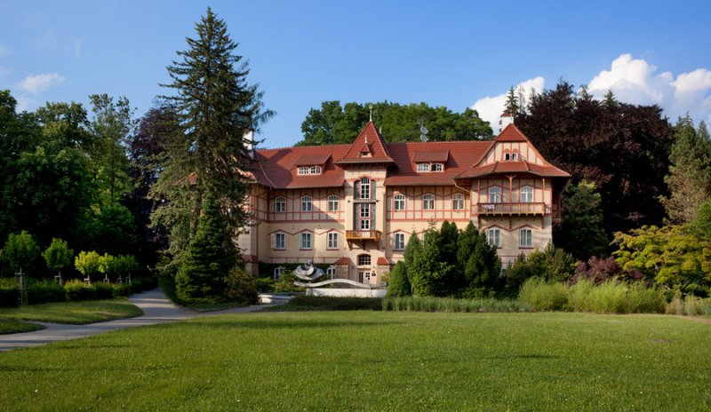 Hotel Jestřabí v Luhačovicích od Dušana Jurkoviče