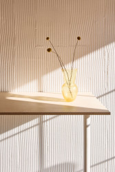 Jde o subtilní gesto, které interiér rytmizuje, uvolňuje a přitom si v malém prostoru nebere příliš pozornosti. (Byt pro malířku v Praze-Holešovicích od Plus One Architects)