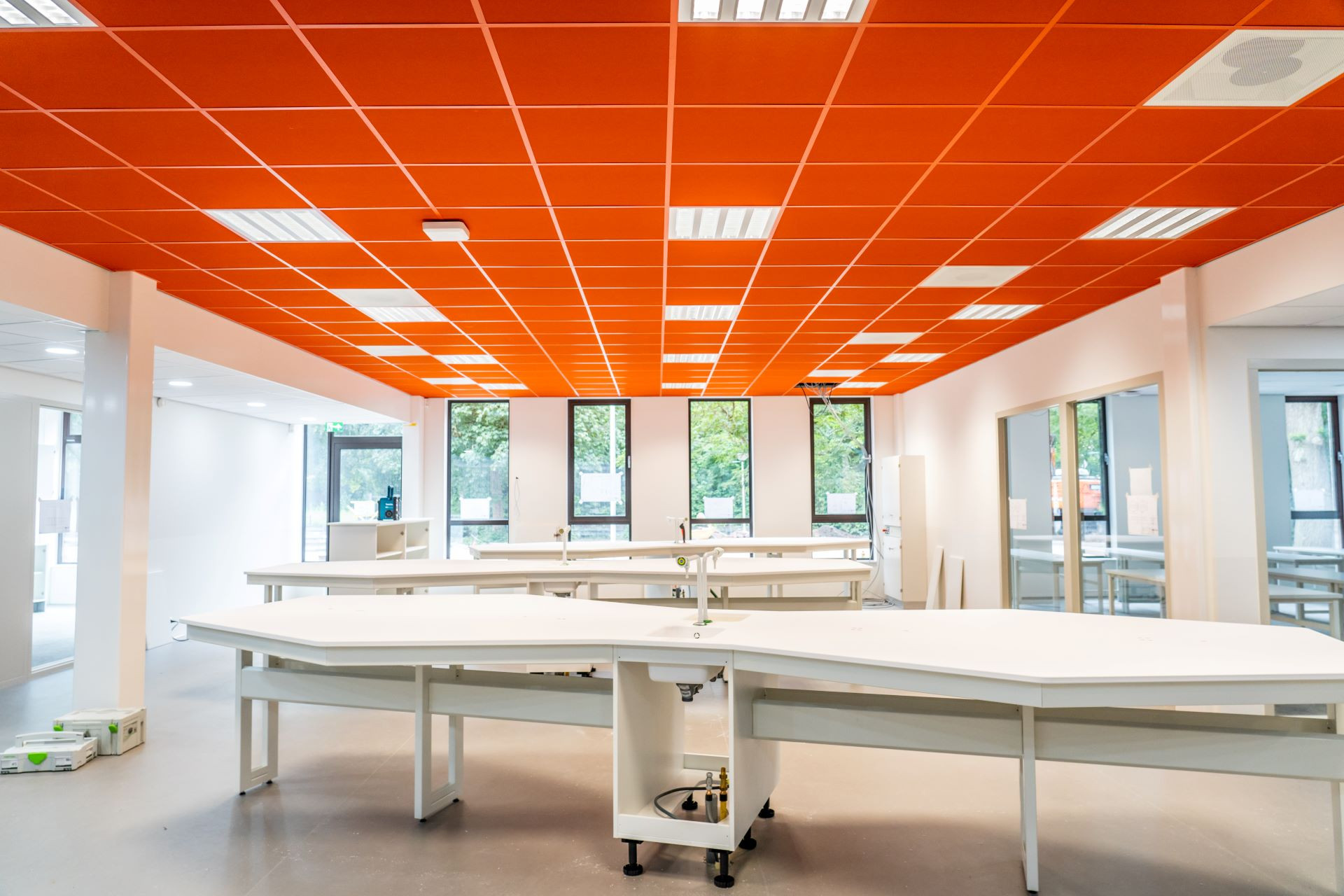 Akustické kazetové podhledy Eurocoustic od Rigips navržené pro efektivní regulaci zvuku.