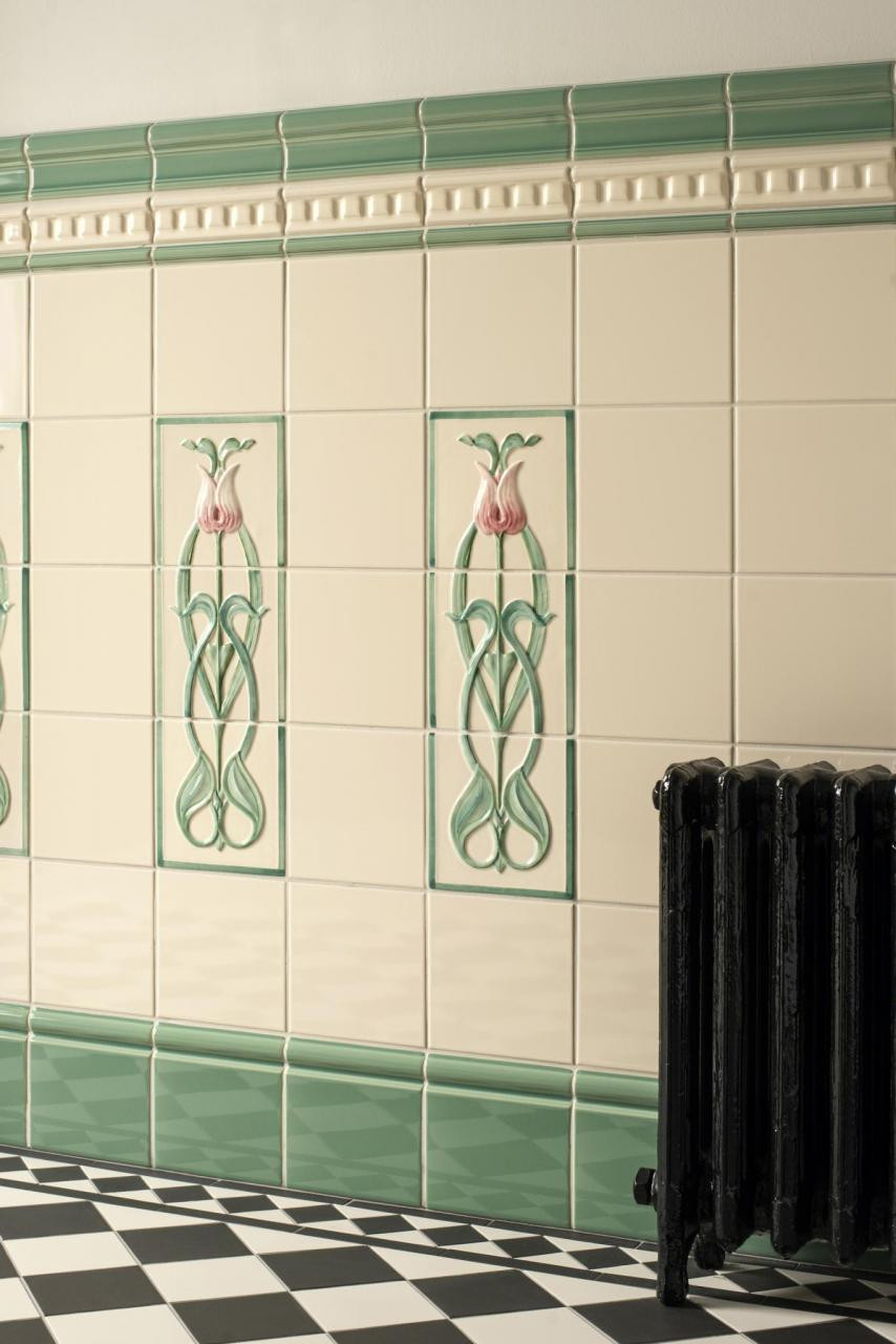 Obklady ukončené listelami.