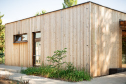 Dřevem opláštěné centrum volného času v Brně spojuje obyvatele napříč věkovými skupinami.