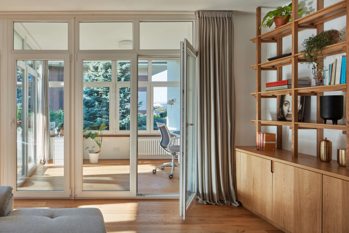 MENU architekti zrekonstruovali byt pro tříčlennou rodinu ve Strašnicích.