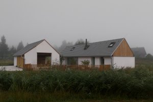 Majitelé si nechali postavit nový domov v obci Bělečko. Zdejší zástavba není organizovaná, a tak se stavělo na „zelené louce“.
