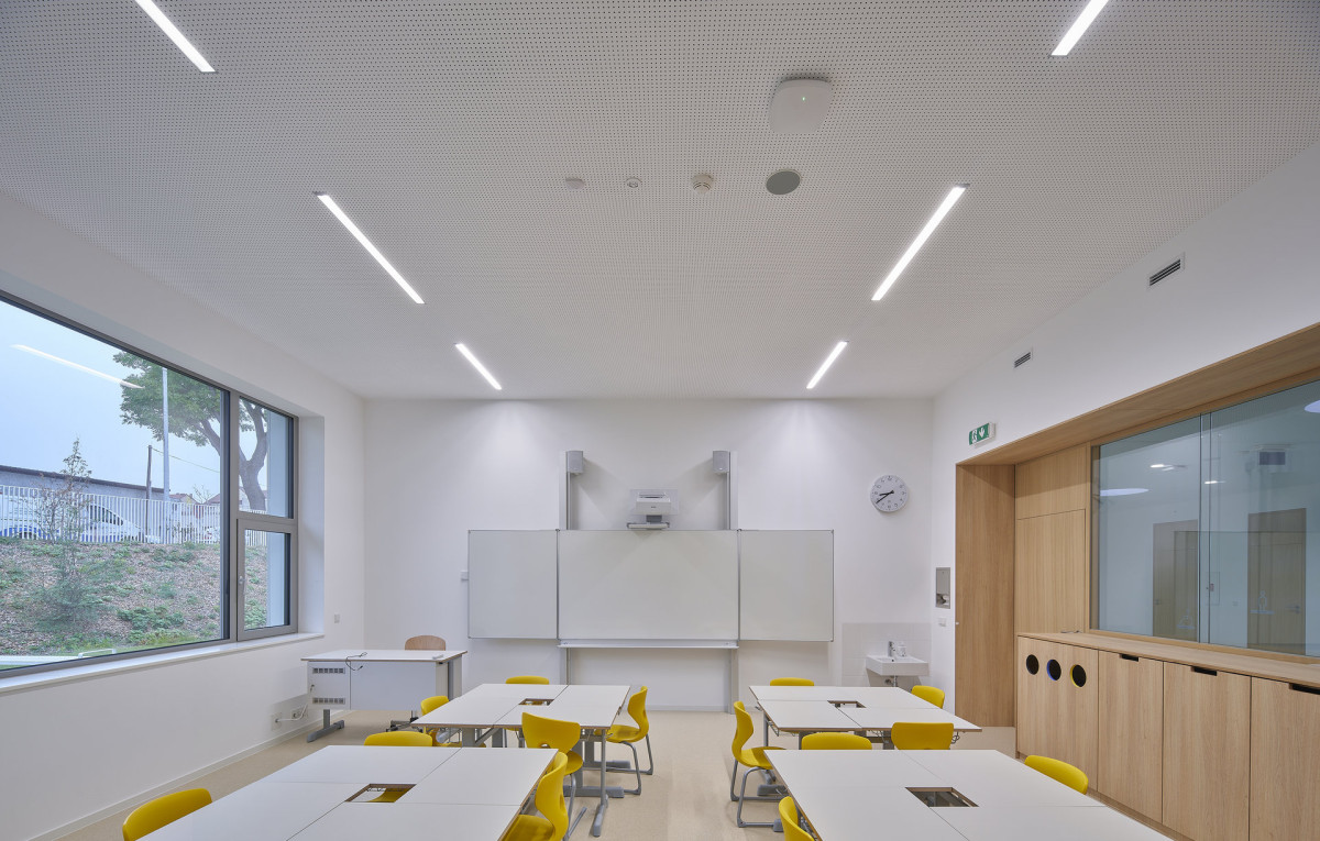 Nová škola od studia OVA architekti je v Berouně. (Nová škola Via v Berouně; OVA )