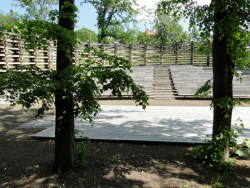 třiarchitekti, Letní scéna AmFík, dvě lípy za pódiem – foto