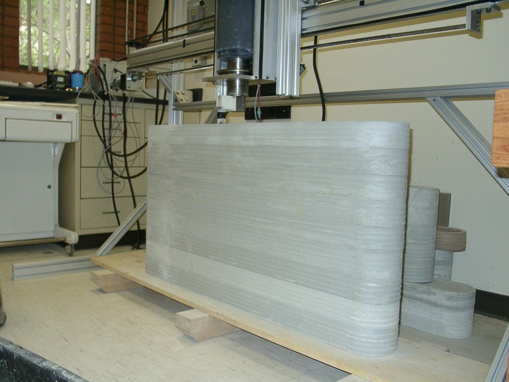 Obr. 10: Ukázka vzorové stěny realizované technologií 3D tisku vytlačováním cementové malty systémem Contour Crafting, USA,