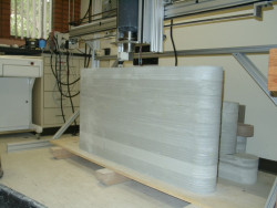 Obr. 10: Ukázka vzorové stěny realizované technologií 3D tisku vytlačováním cementové malty systémem Contour Crafting, USA,