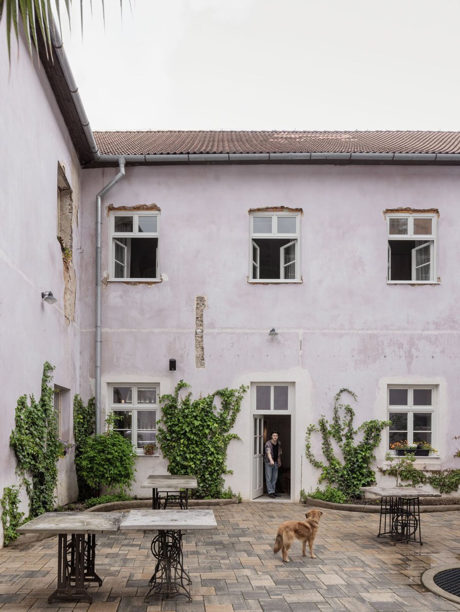 podařilo obnovit vrstvu místní, a zároveň se ve městě posílil rozvoj komunity. (Sadovsky & Architects, Apartmány v Rožnavě)