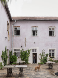 podařilo obnovit vrstvu místní, a zároveň se ve městě posílil rozvoj komunity. (Sadovsky & Architects, Apartmány v Rožnavě)