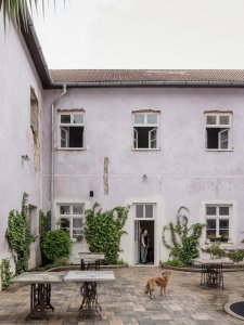 podařilo obnovit vrstvu místní, a zároveň se ve městě posílil rozvoj komunity. (Sadovsky & Architects, Apartmány v Rožnavě)