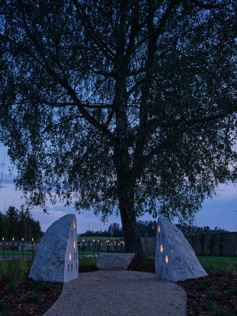 Pod vzrostlou břízou vzniklo nové pietní místo, kde se rodiny loučí s nenarozenýma miminkama. (Poslední místo, mjölk architekti)