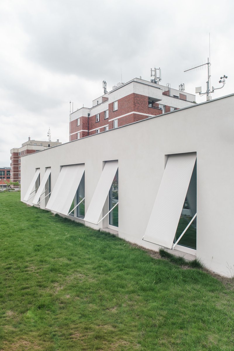 Nástavba navazuje na věžové domy v okolí. (Nástavba se zahradou v Praze-Dejvicích, Nácházel architekti)