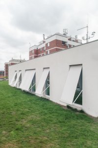Nástavba navazuje na věžové domy v okolí. (Nástavba se zahradou v Praze-Dejvicích, Nácházel architekti)