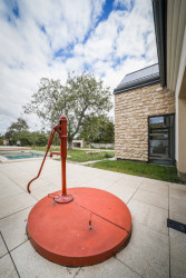 Stavení s červenou pumpou od DESTYL architekti