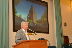 Kevin Flanagan na přednášce o dřevěných výškových budovách na MZe