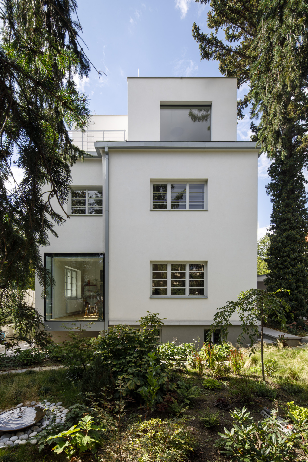 Rekonstrukce z ní udělala pohodlný rodinný dům, díky nástavbě se taky zvětšil. (Rekonstrukce prvorepublikové vily v Praze, Lenka Míková Architekti)