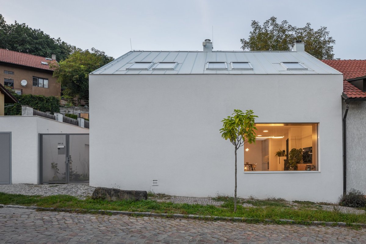 "Dům propojen se zelení" na Praze 9 od studia Iveta Langerová architekti