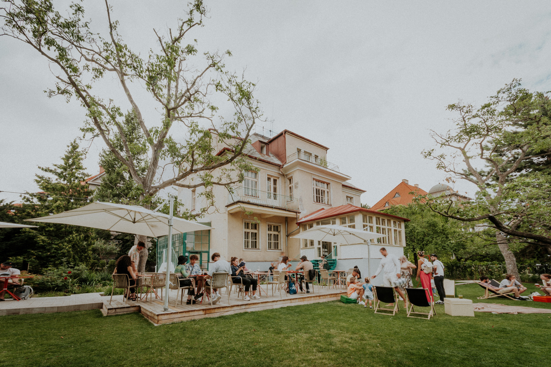 Kouzlo staré vily zachováno. Dnes se tu nebydlí, ale je tu kavárna.