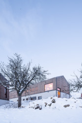 Lihovar s pěstitelskou pálenicí od OBJEKTOR ARCHITEKTI