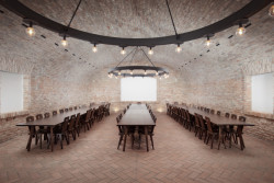 Rodinné vinařství Chateau Valtice patří mezi nejvýznamnější tradiční výrobce moravských vín s deklarovaným původem. V jejich nové vinařské stodole je na všech podlahách tradiční cihlová dlažba s originální strukturou na míru