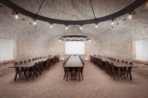 Rodinné vinařství Chateau Valtice patří mezi nejvýznamnější tradiční výrobce moravských vín s deklarovaným původem. V jejich nové vinařské stodole je na všech podlahách tradiční cihlová dlažba s originální strukturou na míru