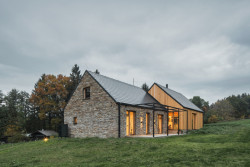 Lukáš Janout Architects jsou autory archetypálního rodinného domu v západních Čechách