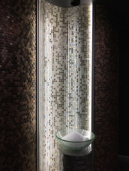 Mozaiky se hodí nejen na malé a složité plochy. Dokáží totiž probudit a ozdobit interiéry. 