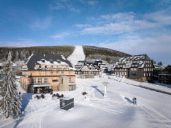 Centrum Hořec, naproti pivovar Trautenberk, který rekonstruoval rovněž ateliér ADR. (Centrum Hořec; ADR)