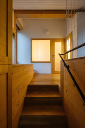 Celý interiér je navržen v kombinaci bílé barvy a dřeva. 