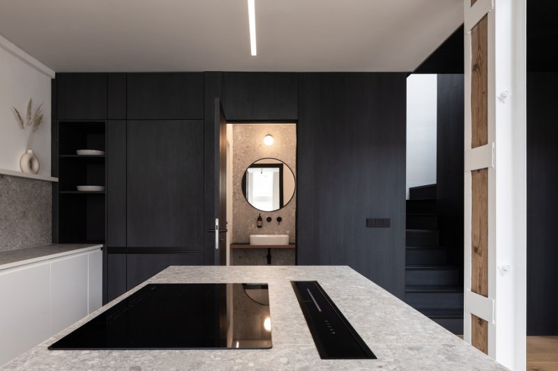 Půdní byt s černým boxem, Komon architekti: Spojovacím prvkem obou pater se stal zmíněný černý box, srdce a centrální prvek celého konceptu, který udává jasný charakter a atmosféru bytu