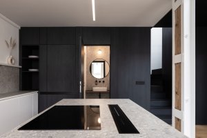 Půdní byt s černým boxem, Komon architekti: Spojovacím prvkem obou pater se stal zmíněný černý box, srdce a centrální prvek celého konceptu, který udává jasný charakter a atmosféru bytu