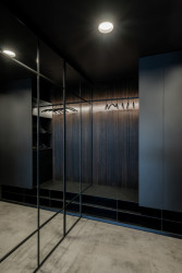 Pohled do šatny (Interiér třípodlažního bytu v Praze od studia OOOX)