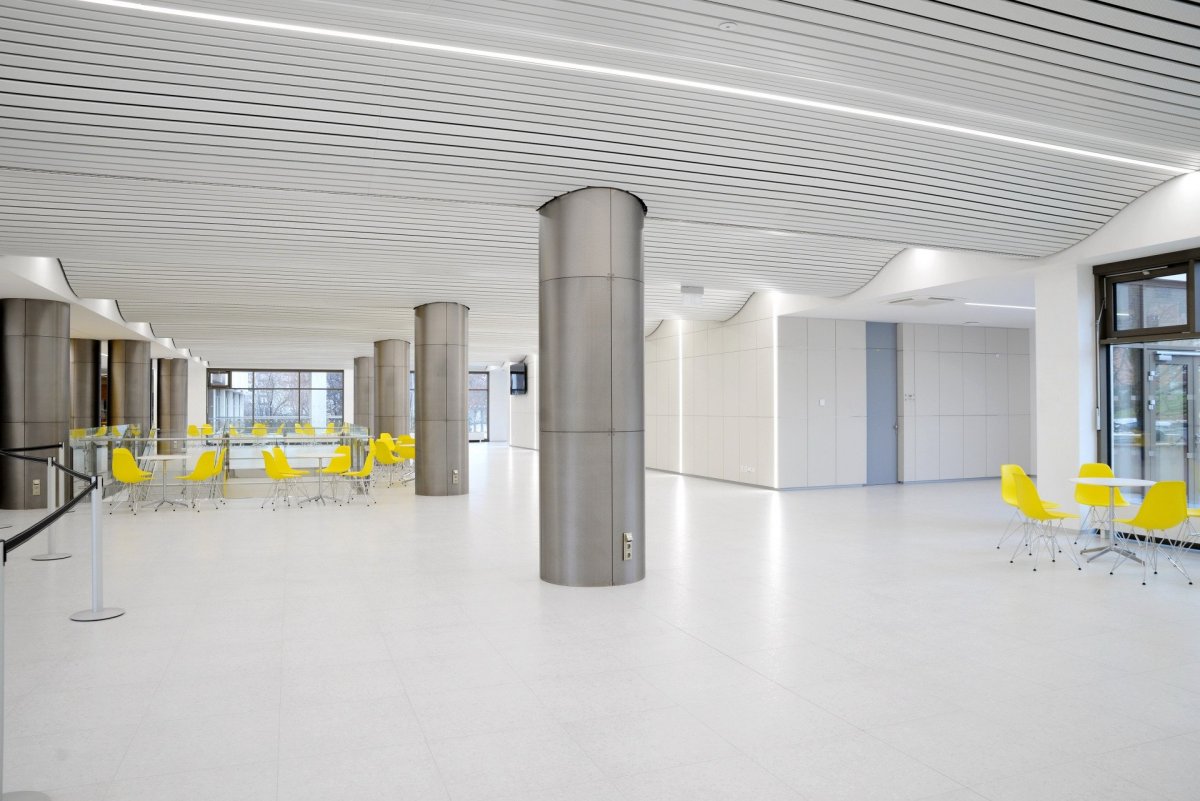 Čerstvě zrekonstruovaná UTB aula ve Zlíně od Evy Jiřičné (Al - Design)