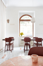 Pro návštěvníky, kteří dávají přednost tradičnímu posezení, jsou připravena klasická místa u stolů umístěných v prostoru u okna. (Mezi Srnky, Markéta Bromová Architekti)