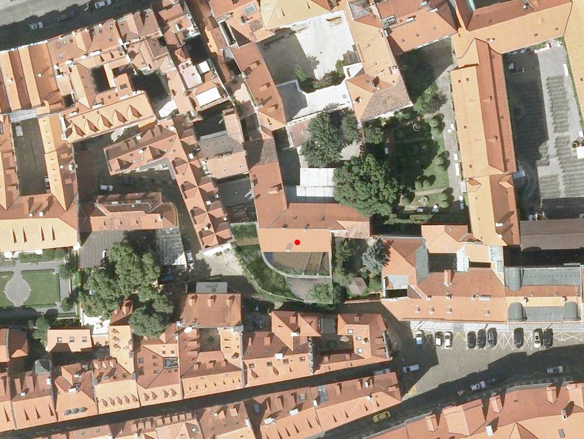 Letecký snímek lokality (Bytový dům na Malé Straně; architektonický ateliér Ladislava Lábuse)