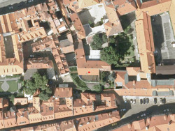 Letecký snímek lokality (Bytový dům na Malé Straně; architektonický ateliér Ladislava Lábuse)