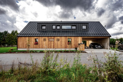 Harazim Karel Architektura - RD Borová Lada: Do ulice směřují pouze malá okna s vikýřem