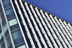 První kroky rekonstrukce začaly demontáží stávajícího obvodového pláště, na čemž se významně podílela společnost Aluprof.