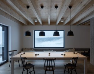 Interiér je velmi minimalistický. (Chalupa Milada, studio ADR)