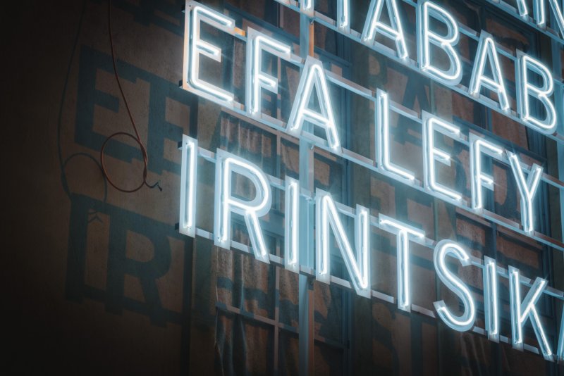Světelný nápis na fasádě Kunsthalle Praha, Joël Andrianomearisoa
