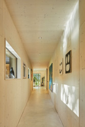 "Dům měl sloužit nejen jako obytný prostor, ale i jako galerie – místo, kde jsou výtvarná díla každodenní součástí života," popisují klientské přání architekti. (Dům v Davli, 0,5 Studio)