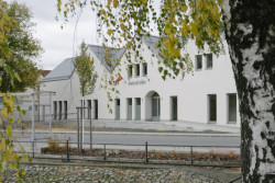 „Naším hlavním cílem bylo napřímit provozní vazby a dát zřetelně najevo, že se jedná o důležitou veřejnou stavbu,“ vysvětlují architekti. - Obecní dům v Dřísech, BY architects