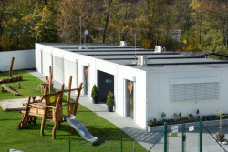 Modulární  Anglicko - česká mateřská školka Teddy Bear ve Vsetíně se otevírá skrze velká okna, která vizuálně propojují interiér a exteriér a vnitřní prostory prosvětlují přirozeným světlem