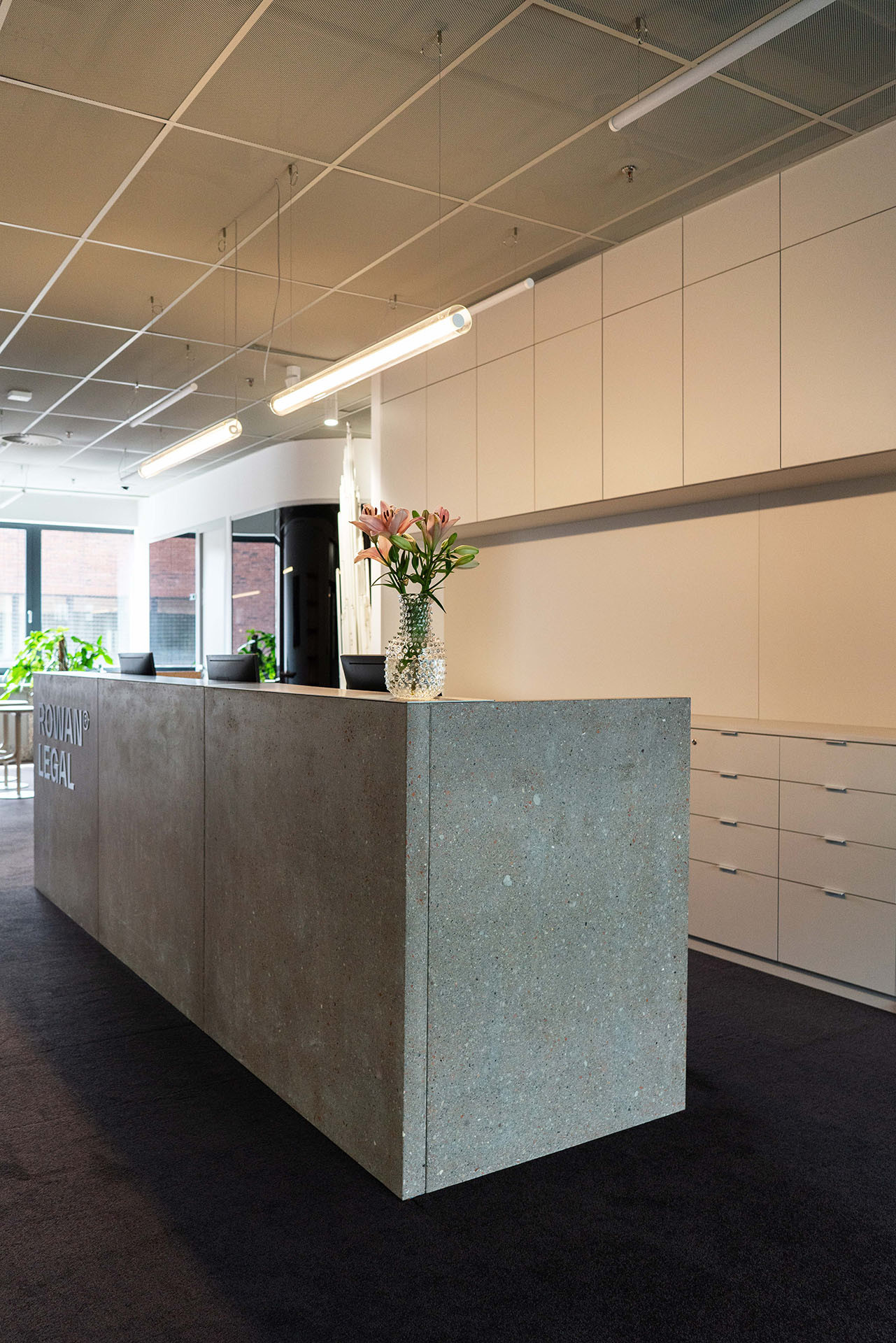 Ateliér HRA se do kanceláří právnické firmy snažil vnést šetrnost. (Kanceláře právnické firmy Rowan Legal, ateliér HRA)
