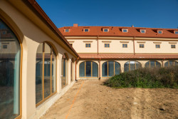 Řád bosých karmelitek proměňuje zemědělský statek v Drastech na své nové sídlo.